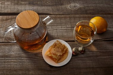 limon, petek ve ahşap masa üzerinde çin çiçek çay cam ile şeffaf çaydanlık