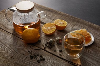 limon, petek ve ahşap yüzeyüzerinde çin çiçek çay cam ile şeffaf çaydanlık