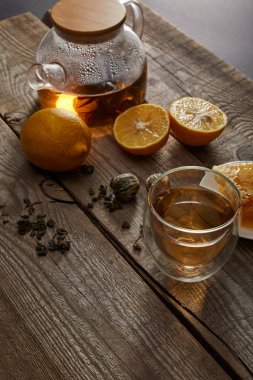 limon, çay topları ve ahşap yüzeyüzerinde geleneksel çin çiçek çay cam ile şeffaf çaydanlık