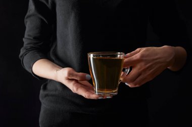 siyah izole yeşil çay şeffaf fincan tutan genç kadın kırpılmış görünümü