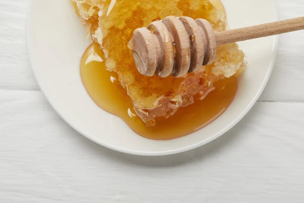 Bord Met Heerlijke Honingraat Honing Druppelaar Witte Houten Tafel — Stockfoto