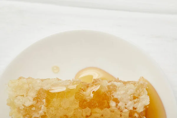 Верхний Вид Тарелку Вкусной Соты Белом Деревянном Столе — стоковое фото