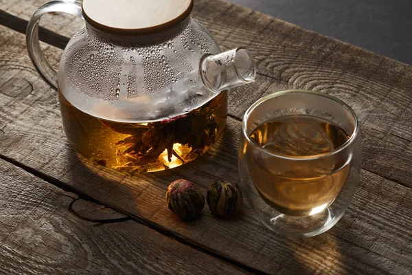 Прозорий Чайник Склянка Китайським Квітучим Чаєм Дерев Яному Столі — стокове фото