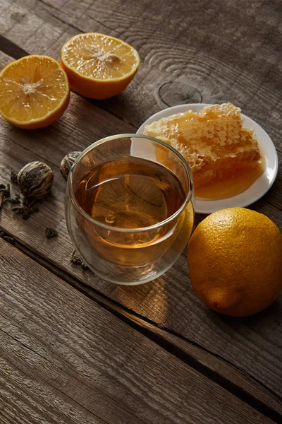 Glass Chinese Blooming Tea Lemons Honeycomb Wooden Table — Stock Photo, Image