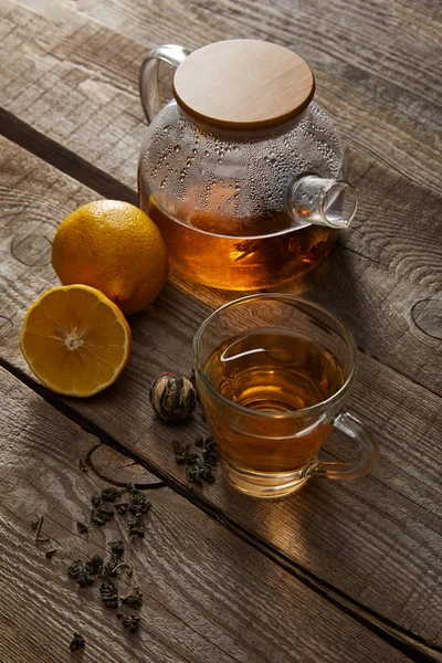 Transparent Tekanna Med Kopp Traditionellt Kinesiskt Blommande Och Citroner Träyta — Stockfoto