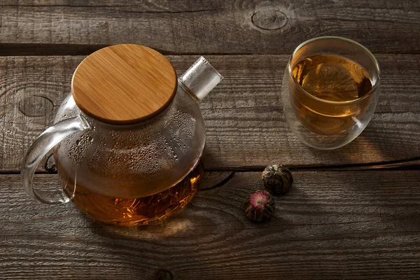 Théière Transparente Verre Avec Thé Chinois Fleurs Sur Table Bois Image En Vente