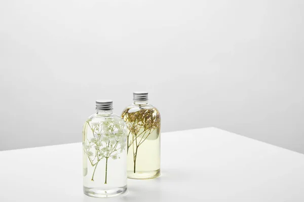 Butelki Organicznymi Kosmetykami Roślinami Wewnątrz Białym Stole — Zdjęcie stockowe