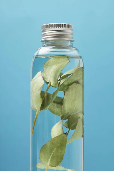 Close Organic Cosmetic Product Green Leaves Bottle Isolated Blue — Stock Photo, Image