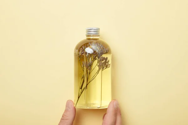 Przycięte Widok Mężczyzna Trzyma Butelkę Naturalnym Produktem Kosmetycznym Ziół Żółtym — Zdjęcie stockowe