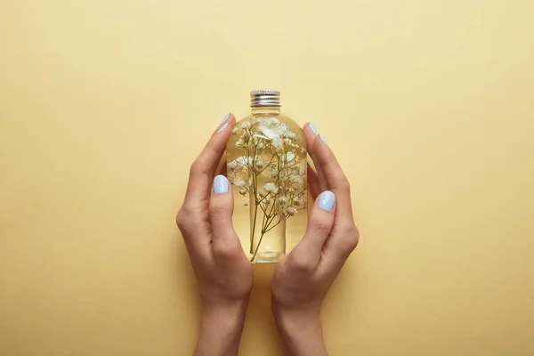 Częściowy Widok Kobiety Trzymając Butelkę Naturalnym Produktem Kosmetycznym Ziół Rękach — Zdjęcie stockowe