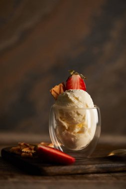 kesme tahtası üzerinde çilek ve waffle parçası ile lezzetli dondurma