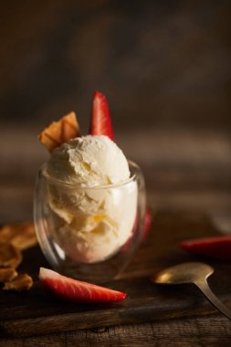 kesme tahtası üzerinde çilek ve waffle parçası ile lezzetli dondurma seçici odak