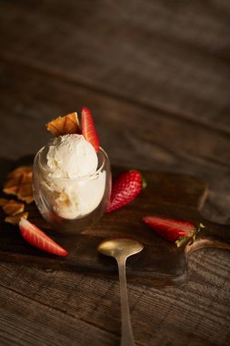 fotokopi alanı ile ahşap masa üzerinde cam ve kaşık çilek ve waffle parçaları ile dondurma