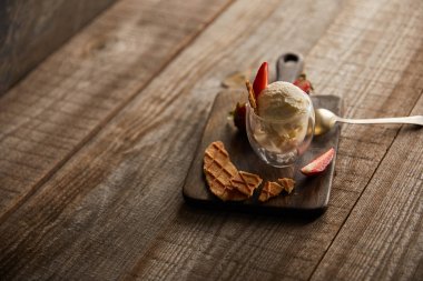 cam çilek ve ahşap masada waffle parçaları ile lezzetli dondurma
