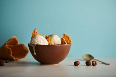 mavi waffle ve fındık parçaları ile lezzetli dondurma kase