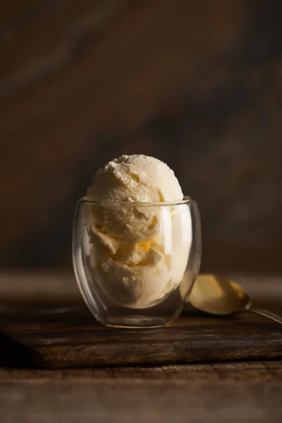 Deliciosa Cuchara Helado Vidrio Con Cuchara Sobre Mesa Madera —  Fotos de Stock