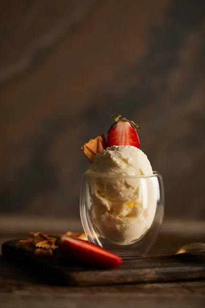 Leckeres Eis Mit Erdbeere Und Waffelstück Auf Schneidebrett — Stockfoto