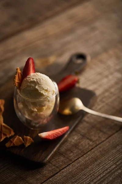 Selektiver Schwerpunkt Leckeres Eis Mit Erdbeeren Glas Und Löffel Auf — Stockfoto