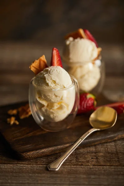 Heerlijk Ijs Glazen Met Aardbeien Stukjes Wafel Snijplank Tafel — Stockfoto