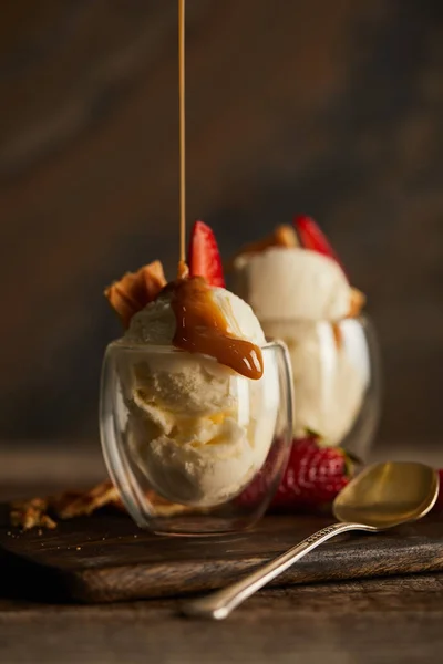 도마에 유리에 캐러멜과 맛있는 아이스크림을 — 스톡 사진