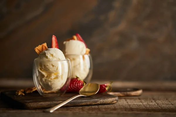 공간이있는 도마에 딸기와 숟가락을 곁들인 맛있는 아이스크림 — 스톡 사진