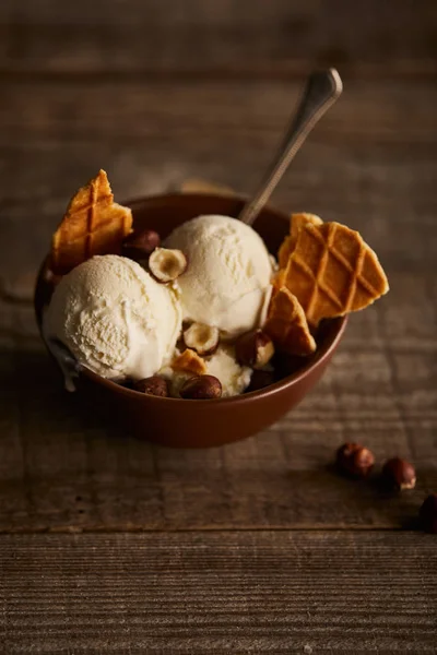 Вкусное Мороженое Кусочками Вафель Фундука Миске Деревянной Поверхности — стоковое фото