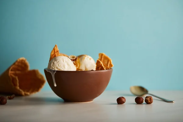 Tazón Delicioso Helado Con Trozos Waffle Avellanas Azul —  Fotos de Stock