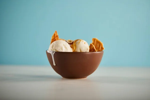 Enfoque Selectivo Cuenco Con Deliciosas Cucharadas Helado Fusión Piezas Waffle —  Fotos de Stock