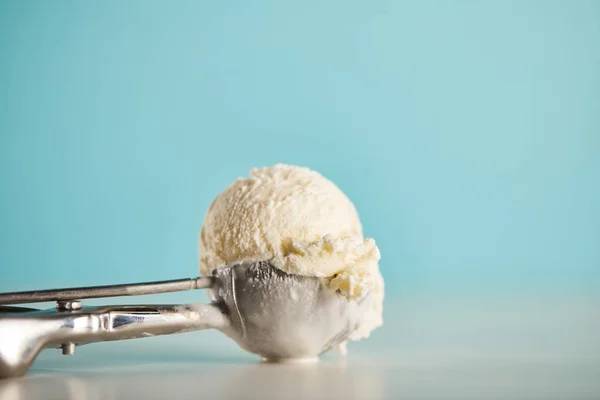 冰淇淋勺在金属勺的蓝色与复制空间 — 图库照片