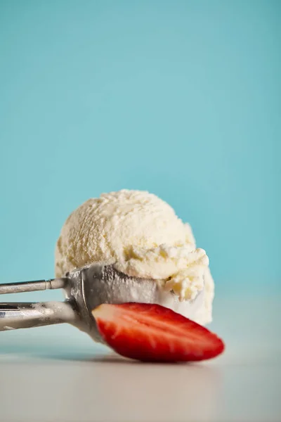 Scoop Ice Cream Spoon Strawberry Blue Copy Space — Stock Photo, Image