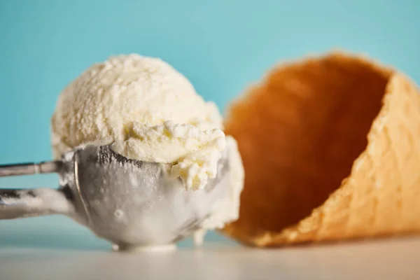 スプーンとワッフルコーンの青でおいしいアイスクリームスクープ — ストック写真