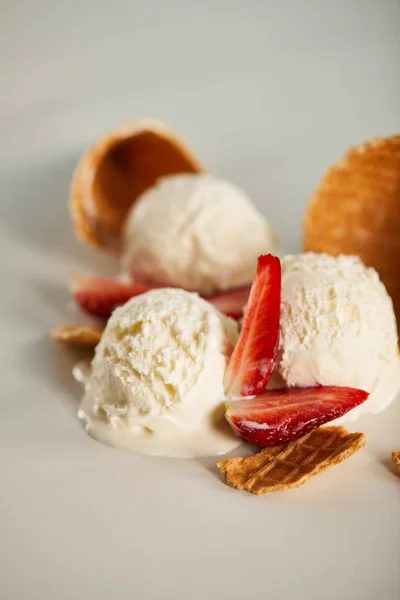 Vista Vicino Del Delizioso Gelato Fondente Con Fragole Grigio — Foto Stock