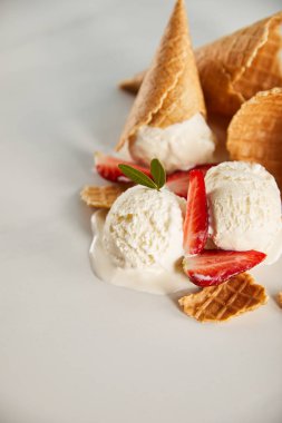 waffle konileri ve gri çilek ile lezzetli eriyen dondurma