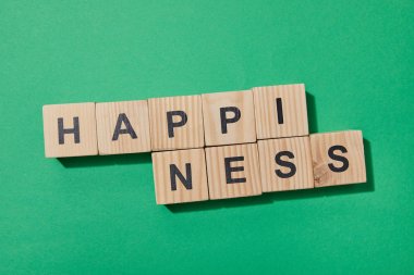 yeşil yüzeyüzerinde harflerile ahşap blokların üst görünümü