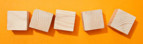 Панорамный Снимок Деревянных Блоков Оранжевой Поверхности — стоковое фото