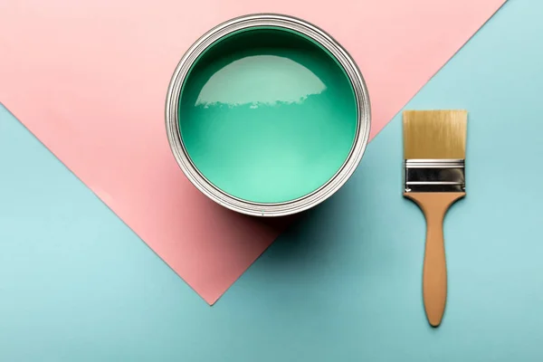 Vue Dessus Étain Avec Peinture Verte Pinceau Sur Surface Bleue — Photo