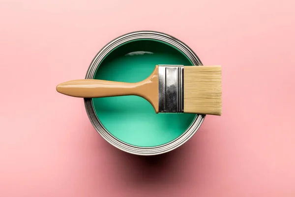 Vista Superior Estaño Pintura Verde Pincel Sobre Superficie Rosa — Foto de Stock