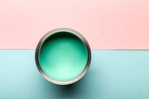 Vista Superior Estanho Com Tinta Verde Superfície Rosa Azul — Fotografia de Stock