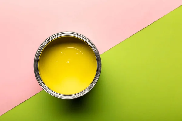 Pohled Plechovku Žlutou Barvou Růžovém Zeleném Povrchu — Stock fotografie