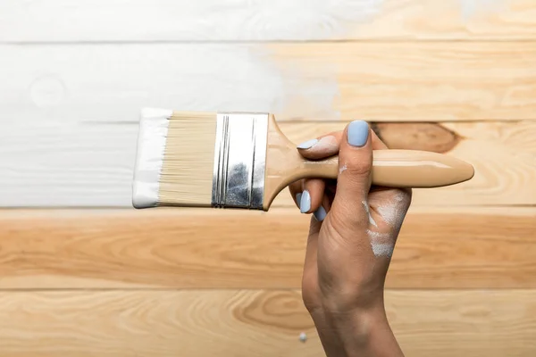 Vista Recortada Mujer Pintando Superficie Madera Blanco —  Fotos de Stock