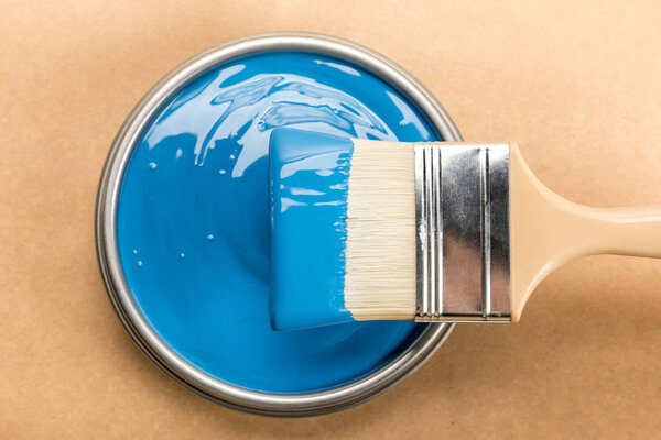 верхний вид олова с синей краской и кистью на коричневый
