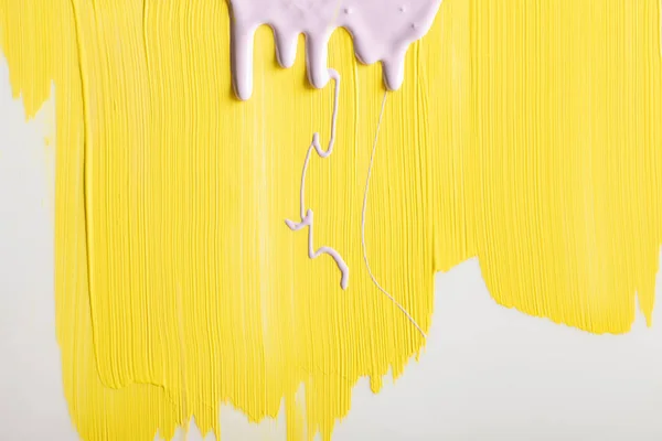 Painted Yellow Background Flowing Purple Paint Copy Space — Stock Photo, Image