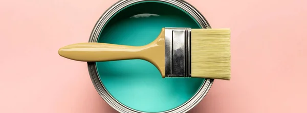 Plano Panorámico Lata Con Pintura Verde Pincel Sobre Superficie Rosa — Foto de Stock