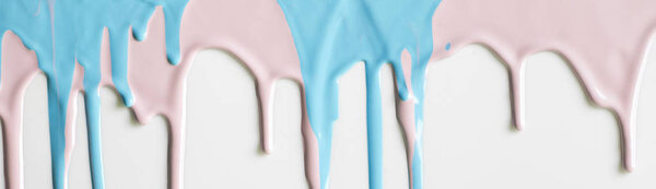 панорамный снимок текущих красок на белой поверхности
