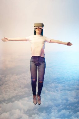 gökyüzünde bulutların yakınında uzanmış ellerle levitating esmer kadın çift pozlama 