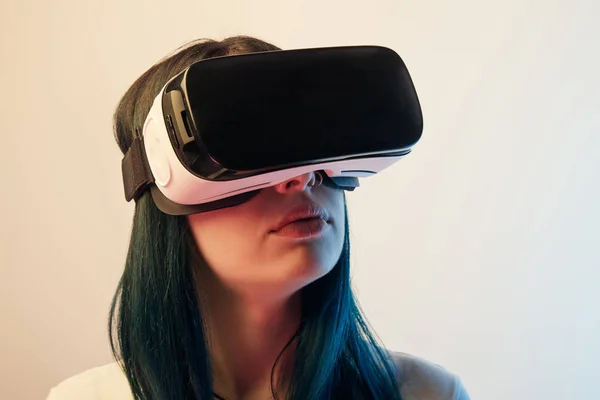 Mulher Morena Vestindo Fone Ouvido Realidade Virtual Bege — Fotografia de Stock