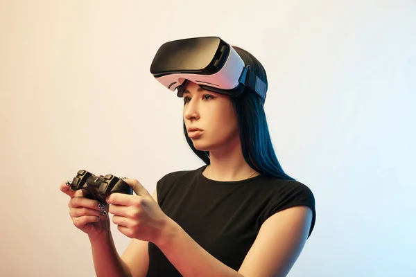 乌克兰 2019年4月5日 迷人的黑发女子玩视频游戏 同时穿着虚拟现实耳机米色和蓝色 — 图库照片