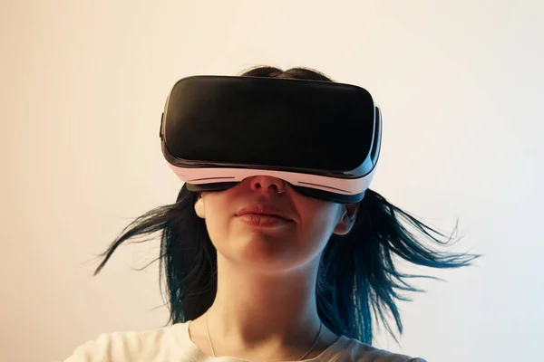 Chica Morena Con Auriculares Realidad Virtual Beige — Foto de Stock