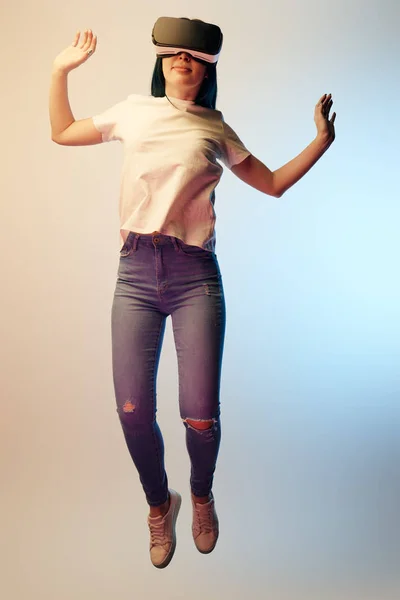 Mujer Alegre Auriculares Realidad Virtual Levitando Haciendo Gestos Beige Azul — Foto de Stock