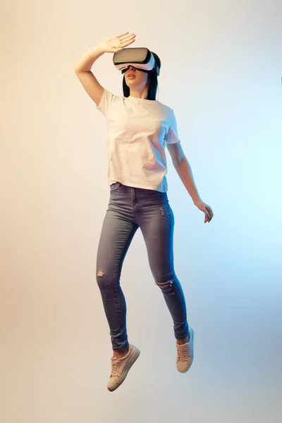 Jovem Morena Realidade Virtual Headset Levitando Gesticulando Bege Azul — Fotografia de Stock